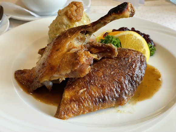 Frisches Essen vom Hotel Gasthof Hirsch - Entenkeule