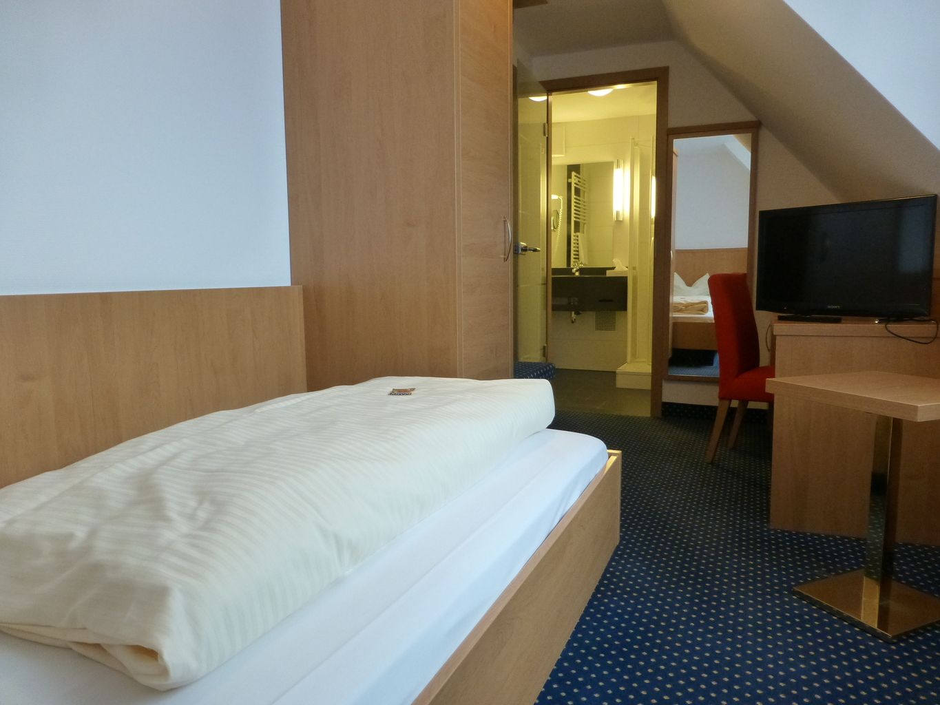 Einzelzimmer mit kleinem Bad